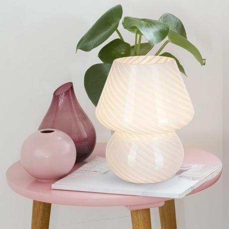 Staklena svjetiljka s bijelim prugama od gljiva