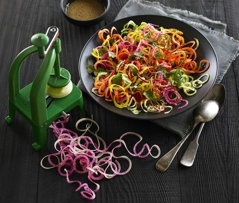 Spiralizer i spiralizirana salata na crno