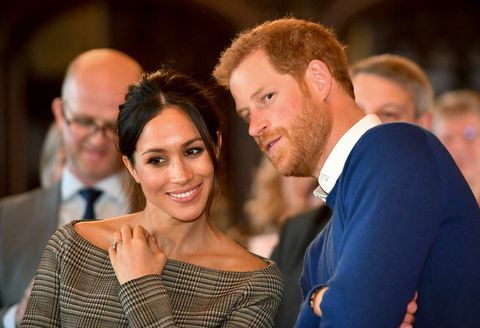 Cardiff, Wales, 18. siječnja, Prince Harry šapće Meghan Markle dok gledaju plesnu predstavu jukebox kolektiva u banketna dvorana tijekom posjeta dvorcu Cardiff 18. siječnja 2018. u Cardiffu, Wales fotografija Ben Birchall wpa pool getty slike