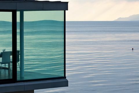 Stakleni prozor s pogledom na ocean