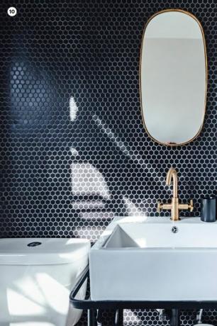 ispraznost kupaonice sa zidom od plavih pločica i ovalnim zrcalom