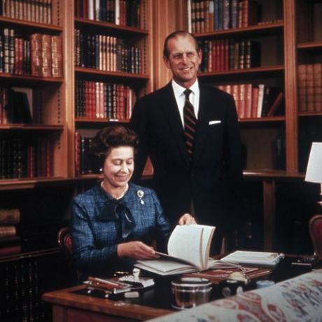 kraljica s princem filipom u knjižnici balmoral, 1976
