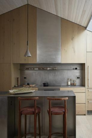 drvena kuhinja, drvene barske stolice, stropna lampa