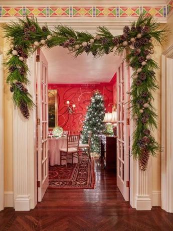 hodnik s božićnim drvcem
