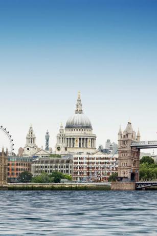 londonska montaža naspram običnog plavog neba s rijekom Temzom u prvom planu