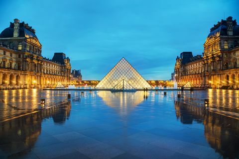 Louvre piramida u Parizu, Francuska