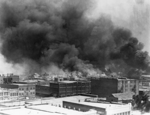 zapaljene zgrade tijekom masakra na utrci Tulsa 1921