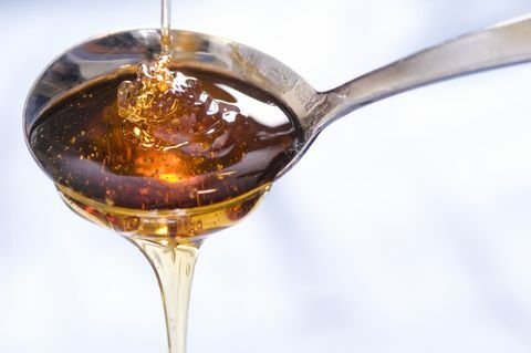 Kapljica sirupa ili meda pada u žlicu i izlazi iz nje.
