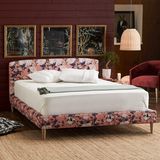 Vintage krevet s cvjetnom platformom