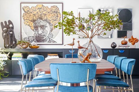 blagovaonica, drveni stol za blagovanje, plave blagovaonske stolice, drveni ormarići, galerijska zidna umjetnost, velika vaza