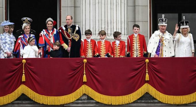 london, engleska svibanj 06 l r lady louise windsor, viceadmiral sir timothy laurence, sophie, vojvotkinja od edinburgha, princeza charlotte od walesa, anne, princeza kraljevska, Catherine, princeza od Walesa, princ Louis od Walesa, princ William, princ od Walesa, paž časti lord oliver cholmondeley, princ george od Walesa, paž časti Nicholas barclay, počasni paž ralph tollemache, kralj charles iii i kraljica camilla na balkonu buckinghamske palače tijekom krunidbe kralja charlesa iii i kraljice camille na 6. svibnja 2023. u Londonu, Engleska, krunidba Charlesa III i njegove supruge Camille za kralja i kraljice Ujedinjenog Kraljevstva Velike Britanije i Sjeverne Irske, i druga kraljevstva Commonwealtha odvijaju se danas u westminsterskoj opatiji charles je stupio na prijestolje 8. rujna 2022., nakon smrti njegove majke, elizabeth ii foto: samir husseinwireimage