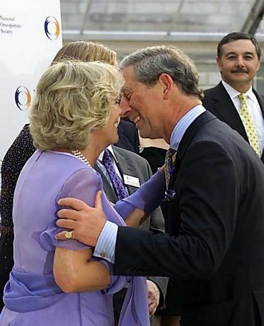 prvi javni poljubac između camille parker bowles i princa charlesa