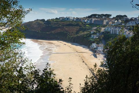 Carbis Bay Cornwall Engleska u blizini St ives-a i na stazi na jugozapadnoj obali s pješčanom plažom na prekrasnom plavom nebu sunčan dan