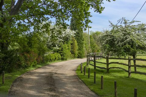 Braća braća nalaze se u mjestu Ranmore Common, Dorking, Surrey - na seoskoj kući na prodaju