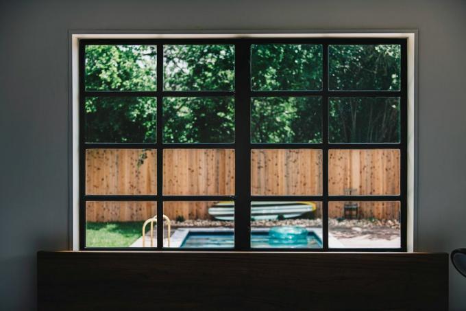 dvorišni bazen kroz moderan prozor