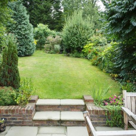 terasasti i uređeni stražnji vrt u engleskoj uk s vrtom, travom i kamenim stepenicama