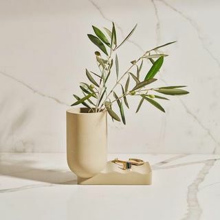 Wave Concrete Vase x Tan France - Organizator stola