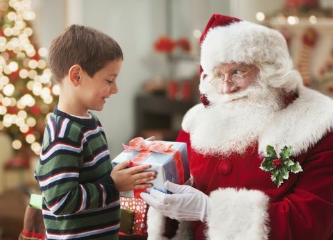 Djed Mraz dariva božićni dar kavkaskog dječaka