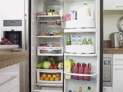 Hrana i piće u punom domaćem hladnjaku s otvorenim vratima