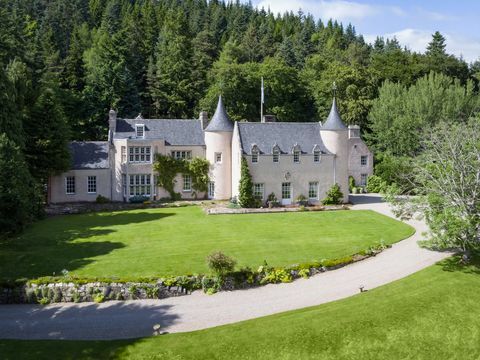 Dvorac postavljen u nacionalnom parku Cairngorns, Škotska