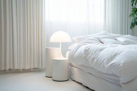 Stolna svjetiljka u kutu spavaće sobe