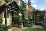 Queen's Sandringham Estate Cottage sada je na Airbnbu
