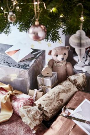 izbliza poklona ispod božićnog drvca, malog medvjedića i umotanog u srebro i zlato pokloni dragi pokloni darujte poklon umotavajući dodir glamura pomoću tapeta u srebrnoj, bakarno-mramornoj boji završava
