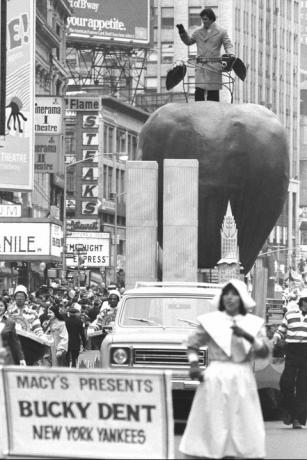new york yankees bucky dent vozi se na velikom plovku s jabukama na macys paradi 1978.