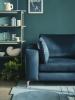 Osvojite kuću Prekrasna sofa Darcy od plavog baršuna u DFS-u