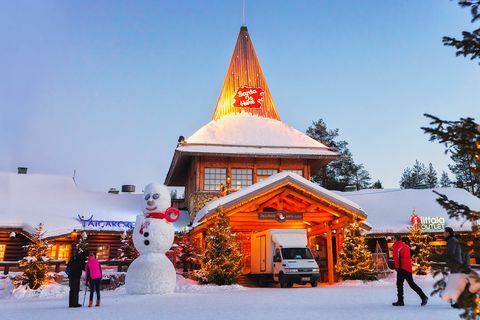 Snježni čovjek u večeri u uredu Santa Villagea Rovaniemi u Laponiji