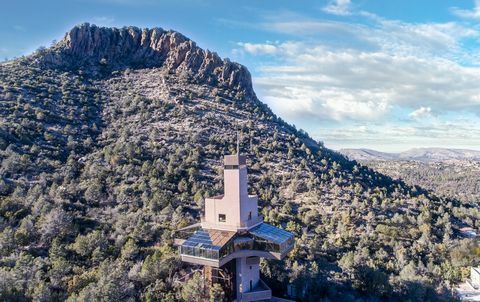 Falcon Nest, najviša obiteljska kuća na svijetu izgrađena na padini Prescotta, Arizona, Thumb Butte