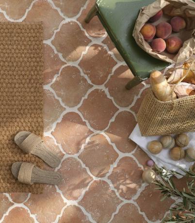 ideje za mediteranski vrt – marlborough terracotta arabesque ručno izrađene pločice, ca' pietra