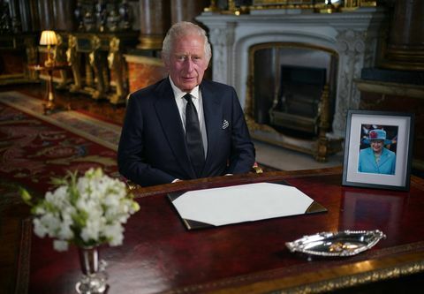 britanski kralj charles iii pravi televizijsko obraćanje naciji i zajednici s plavog crteža soba u Buckinghamskoj palači u Londonu 9. rujna 2022., dan nakon što je kraljica Elizabeta II umrla u dobi od 96 godina