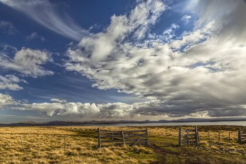 Ograda i oblaci u kasnom popodnevnom svjetlu, Šljunčani otok, Falklandski otoci