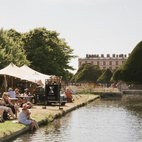 posjetitelji se opuštaju u kuka baru uz dugu vodu na RHS Hampton Court Palace Garden Festivalu 2022.