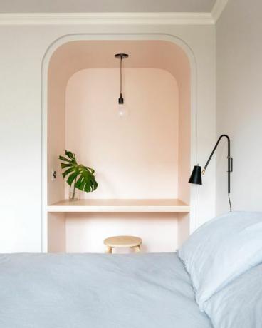 spavaća soba s malim ružičastim radnim prostorom
