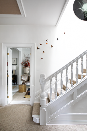bijela soba sa skulpturama leptira koje se penju uz stepenice