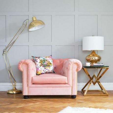 Sweetpea & Willow - Pink dizala berkley kolekcije ružičaste sofe i metalnih zlatnih svjetiljki