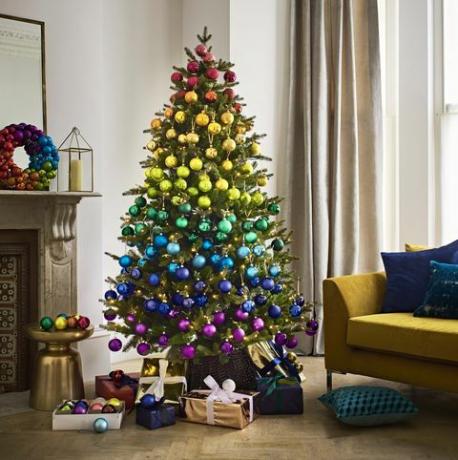 Rainbow božićno drvce s obojenim baunesima i vijencem - John Lewis - Božić 2018