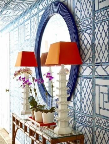 Zidni ulaz sa okruglim plavim ogledalom i dvije svjetiljke