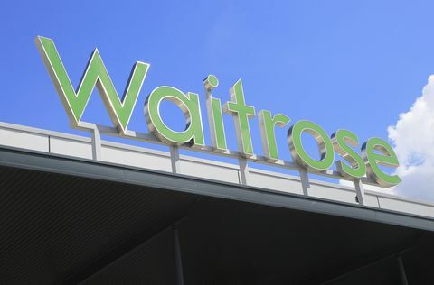 Zelena oznaka trgovine Super Waitrose protiv plavog neba, Ipswich, Suffolk, Engleska