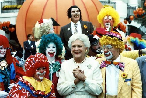 ova fotografija je prva dama Barbara Bush koja se ceri dok pozira s kostimiranim izvođačima, grupom klaunova i usamljenog vukodlaka na južnom dijelu bijele kuće kao dio Noći vještica Proslava