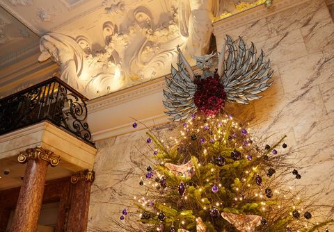 Londonski hotel EDITION predstavlja folklorno dizajnirano božićno drvce koje je kreirao scenograf i umjetnički direktor Simon Costin