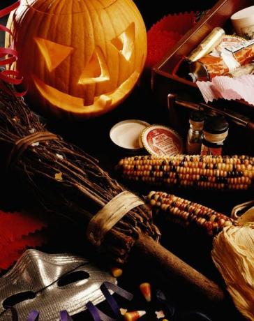 Ukrasi za Halloween party: Jack-o-lampiona, vještica metla, sušeni kukuruz, maska ​​i šminka