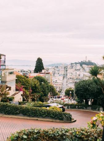 Lombard Street odozgo u San Franciscu, Kalifornija, Sjedinjene Američke Države