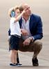 Kate Middleton klekne kako bi razgovarala s princom Georgeom, vjerojatno ljutim kraljicom Elizabeth