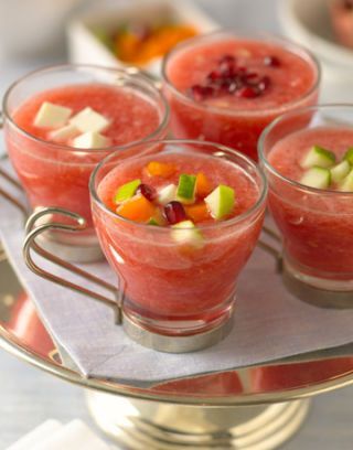 pladanj s četiri čaše gazpacho lubenice
