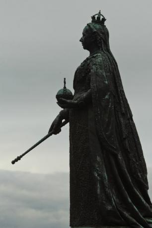 statua kraljice Victoria protiv neba