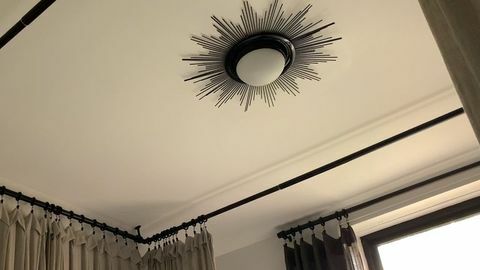 soba s crnom svjetlošću na stropu
