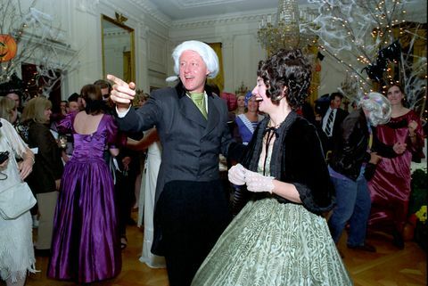 ova fotografija je predsjednika Billa Clintona i prve dame Hillary Rodham Clinton obučene kao predsjednik i prva dama James i Dolley Madison za zabavu za Noć vještica u istočnoj sobi Bijelih kuća